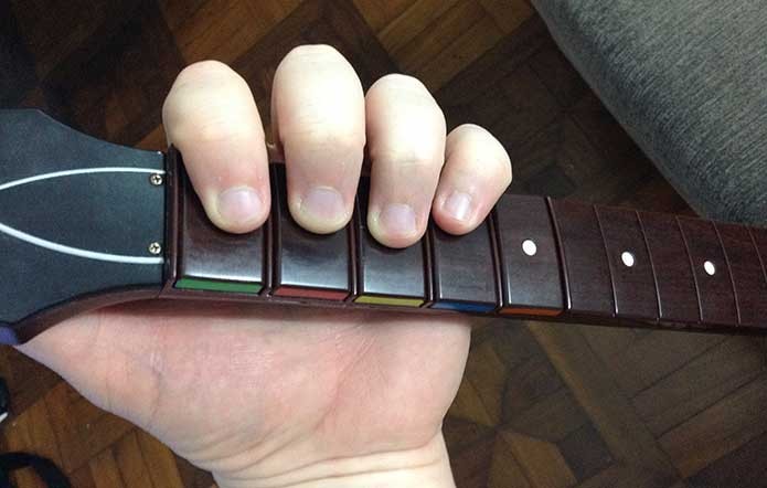 Saiba posicionar os dedos nos instrumentos de Rock Band 4 (Foto: Felipe Vinha)