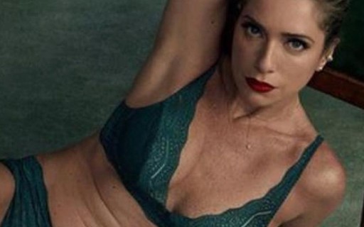 Letícia Spiller relembra ensaio de lingerie e recebe "chuva de biscoitos" dos fãs