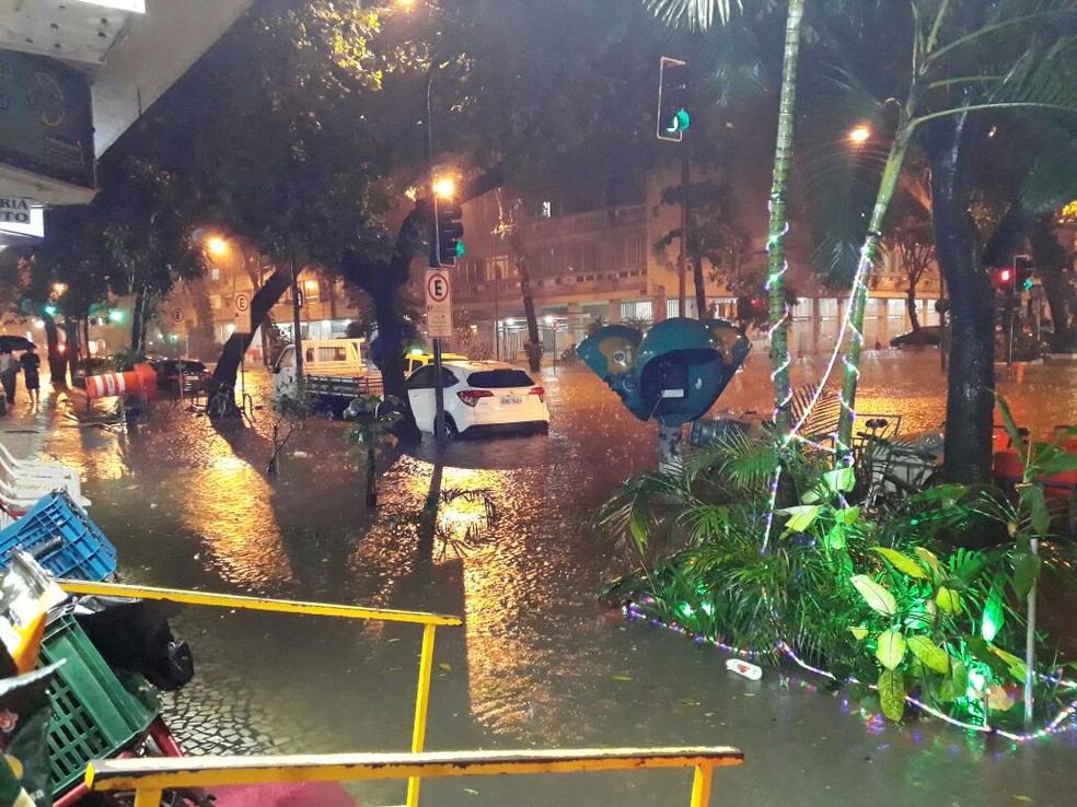 Rua Figueiredo de Magalhães, em Copacabana, fica alagada com a chuva desta quarta (Foto: G1 Rio)