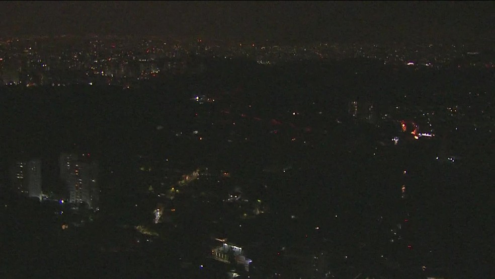 Chuva deixou diversos bairros da capital paulista ficaram sem luz nesta segunda-feira (19). — Foto: Reprodução/GloboNews