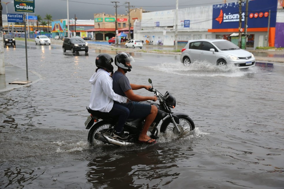 Chuva de 67 milímetros deixa ruas alagadas em Fortaleza — Foto: Fabiene de Paula/SVM