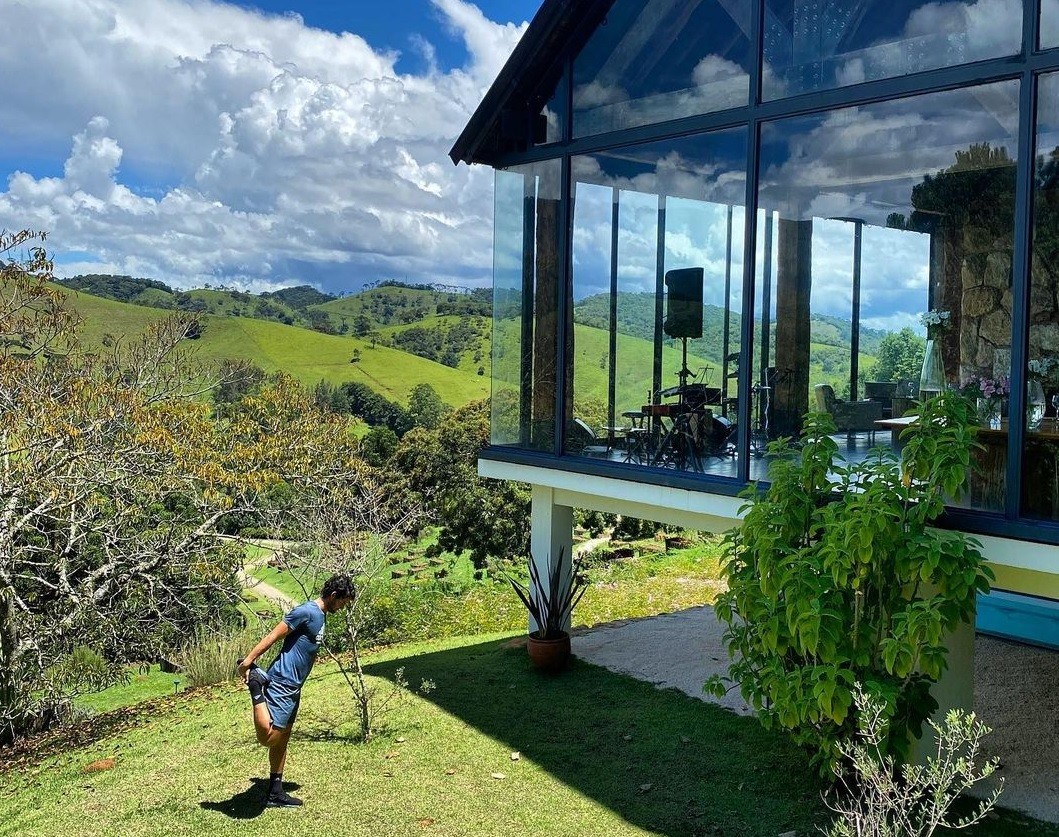 Alexandre Pato faz série de alongamentos em frente à mansão de vidro (Foto: Reprodução/Instagram)