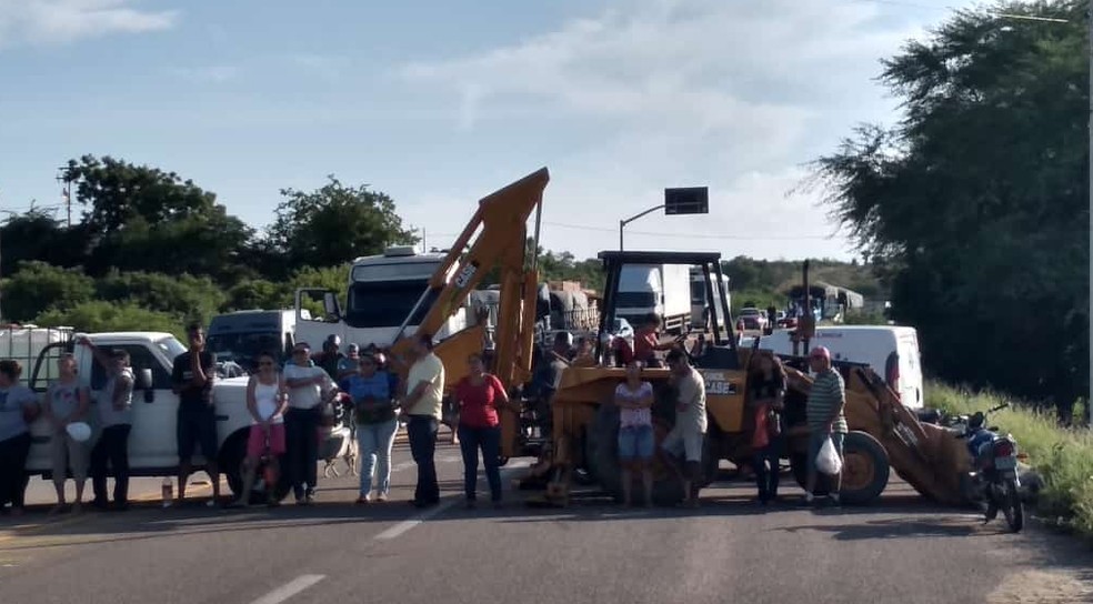Protesto é contra as más condições do Açude Lima Campos. — Foto: Arquivo pessoal