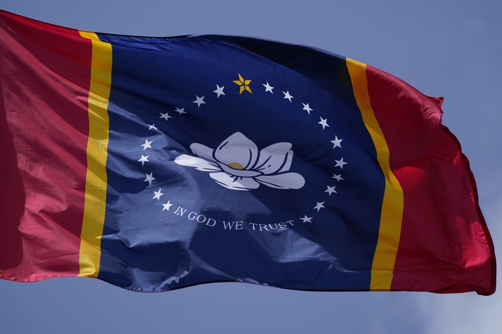 Foto de 2 de setembro de 2020 mostra a magnólia no centro da nova bandeira do estado do Mississippi, que vai substituir a que tinha tema confederado — Foto: Rogelio V. Solis/AP