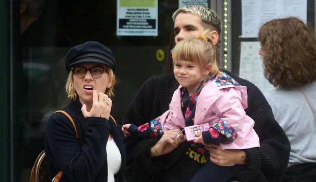 Scarlett Johansson, o ex-marido, Romain Dauriac e a filha, Rose (Foto: Grosby Group)