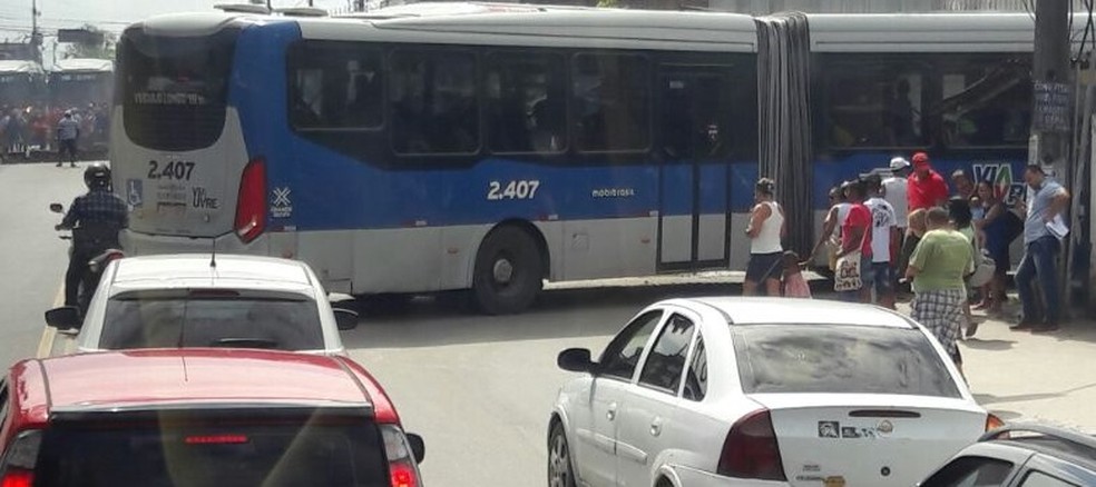 Ônibus e carros estão sendo obrigados a usar desvio por causa do protesto na frente da Prefeitura de Camaragibe, no Grande Recife (Foto: Salatiel Cícero/WhatsApp)