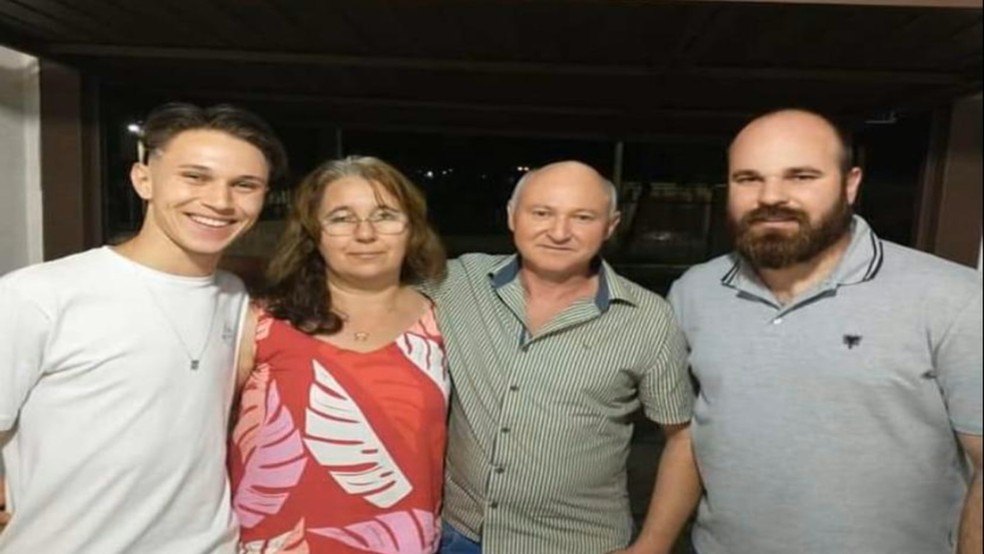 Adão Pagnossin junto com a família antes de morrer por conta do coronavírus — Foto: Arquivo Pessoal