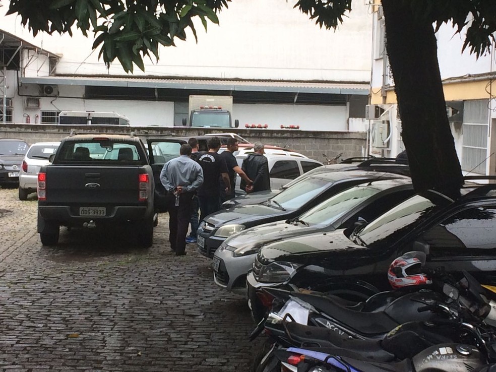 Suspeito chega a DHPP nesta segunda-feira (Foto: Kaique Dias/ CBN Vitória)
