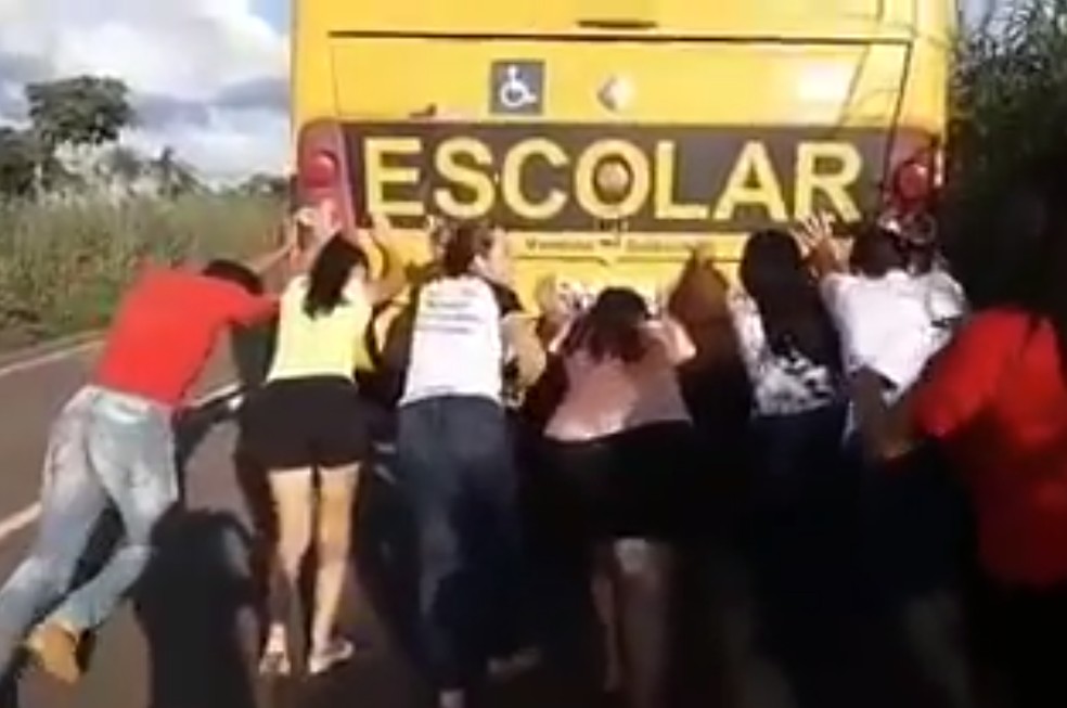 Ônibus quebrou entre Juarina e Colinas do Tocantins — Foto: Reprodução