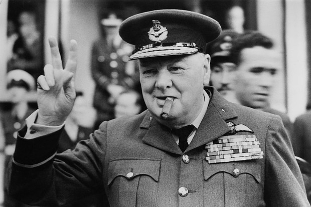 Winston Churchill (1874 - 1965) gives his famous v-sign as he opens the new headquarters of 615 (County of Surrey) Squadron of the RAAF (Royal Auxiliary Air Force) at Croydon, 1948. (Photo by Central Press/Hulton Archive/Getty Images) (Foto: Getty Images)