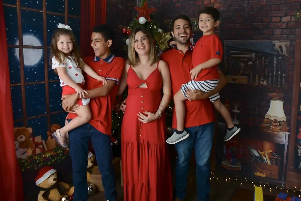 Família faz especial de Natal durante gestação de gêmeos que vieram após vasectomia — Foto: Redes sociais