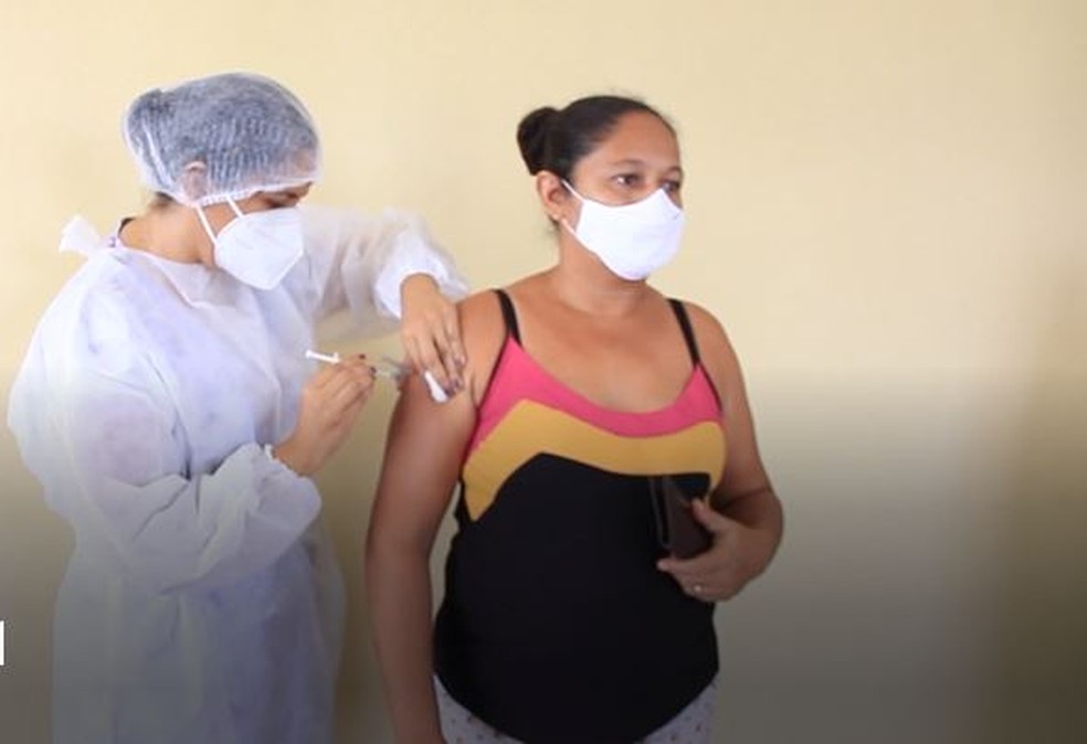 Vacina da Janssen começa a ser aplicada na cidade de Guaiúba, no Ceará. — Foto: Reprodução 