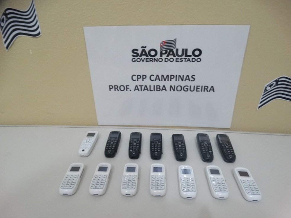 Parte dos microcelulares apreendidos com presos, em Campinas — Foto: SAP