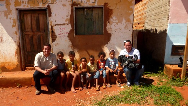 Os repórteres com crianças de Tremedal (BA) uma das cidades mais pobres do Brasil (Foto: Lucas Bretas)