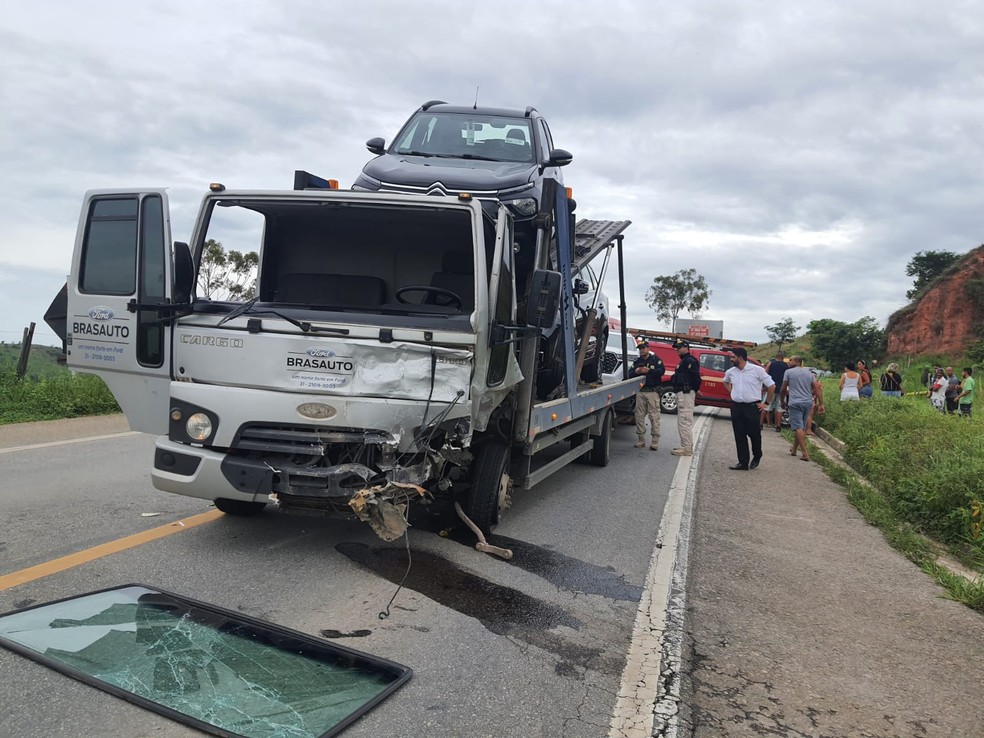 Batida frontal deixa dois mortos e um gravemente ferido na BR-381 — Foto: Fábio Monteiro/Inter TV dos Vales