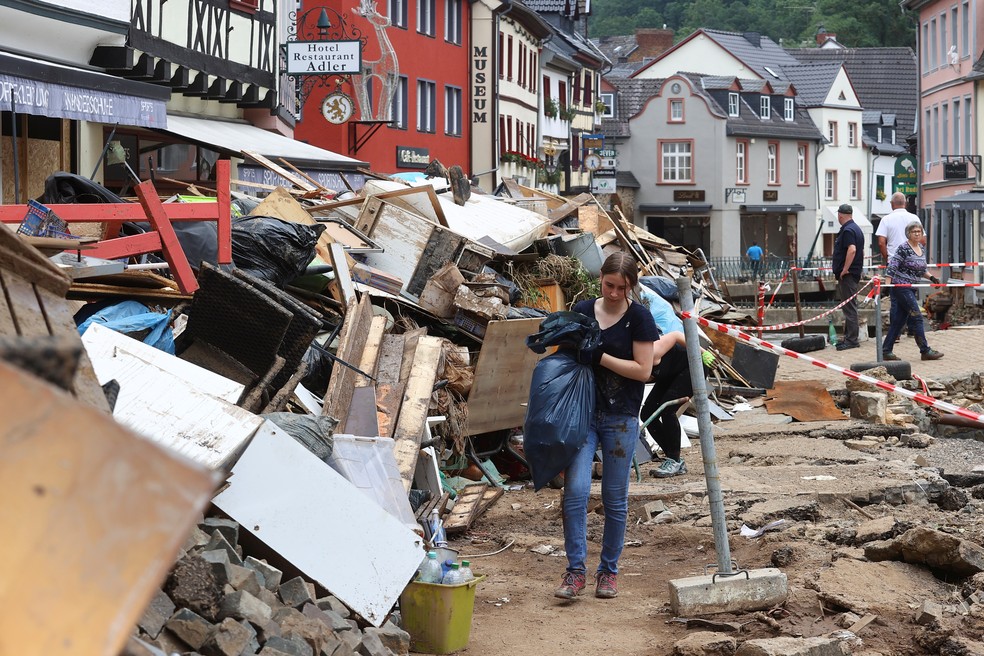 Mulher carrega saco em área afetada por enchente em Bad Muenstereifel, na Alemanha, em 19 de julho de 2021 — Foto: REUTERS/Wolfgang Rattay