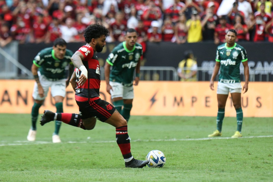 Flamengo e Palmeiras disputam primeiro título da temporada.