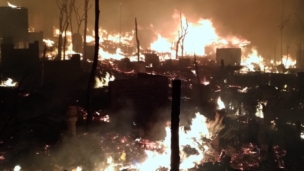Incêndio destruiu casas da Vila Corbélia, na CIC, em Curitiba — Foto: Tony Mattoso/RPC