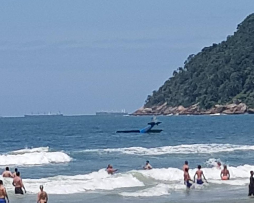 Avião caiu no mar em Guarujá (SP) — Foto: Arquivo Pessoal/Renan Ribeiro