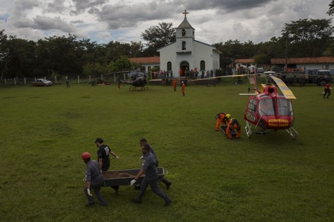 Igreja da cidade virou pista de pouso de helicópteros, que constantemente traziam corpos de vítimas