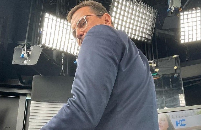Rodrigo Bocardi mostra calça rasgada nos bastidores de telejornal (Foto: Reprodução/Instagram)