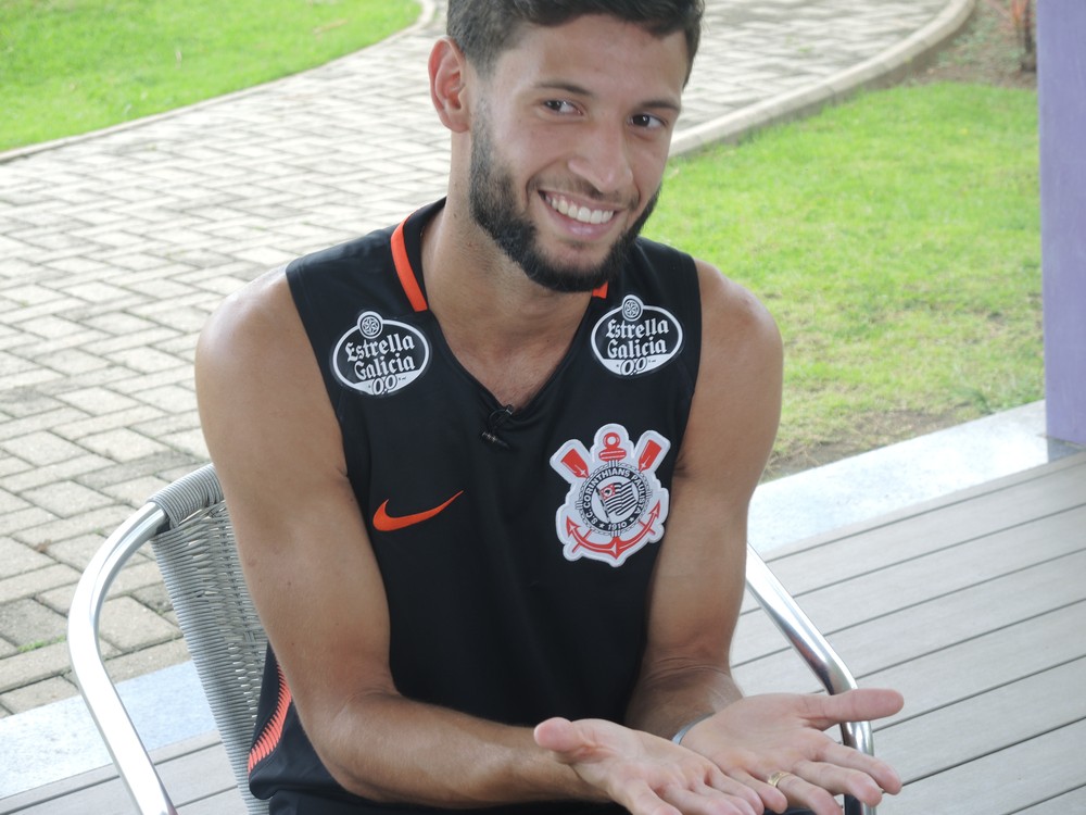 Mão calejada pela vida: Juninho Capixaba, do Corinthians, conta sua história