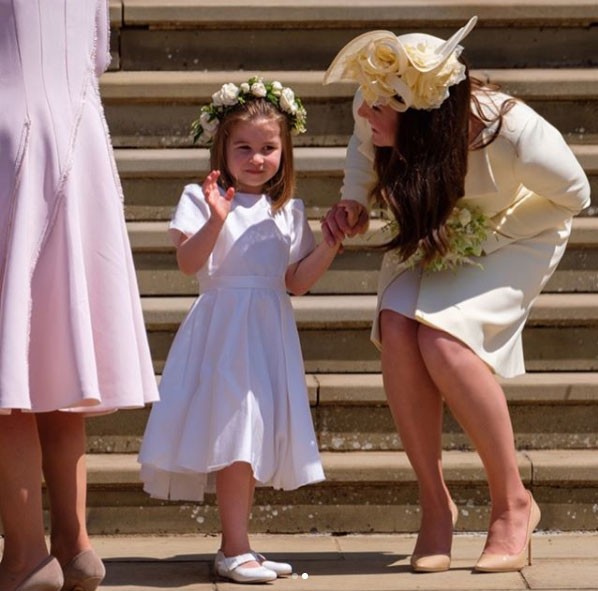 A Princesa Charlotte acena depois da cerimônia de casamento de Harry e Meghan (Foto: Reprodução / Instagram)