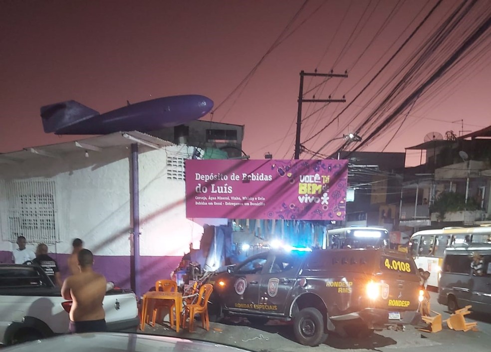 Motorista perde controle da direção e viatura da Rondesp invade bar em Paripe — Foto: Redes Sociais