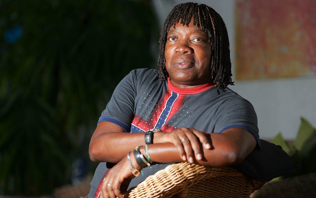 O cantor e compositor Milton Nascimento posa para foto em Itanhangá, na sua casa na Barra da Tijuca, Zona Oeste do Rio, em novembro de 2006 — Foto: Alaor Filho/Estadão Conteúdo/Arquivo