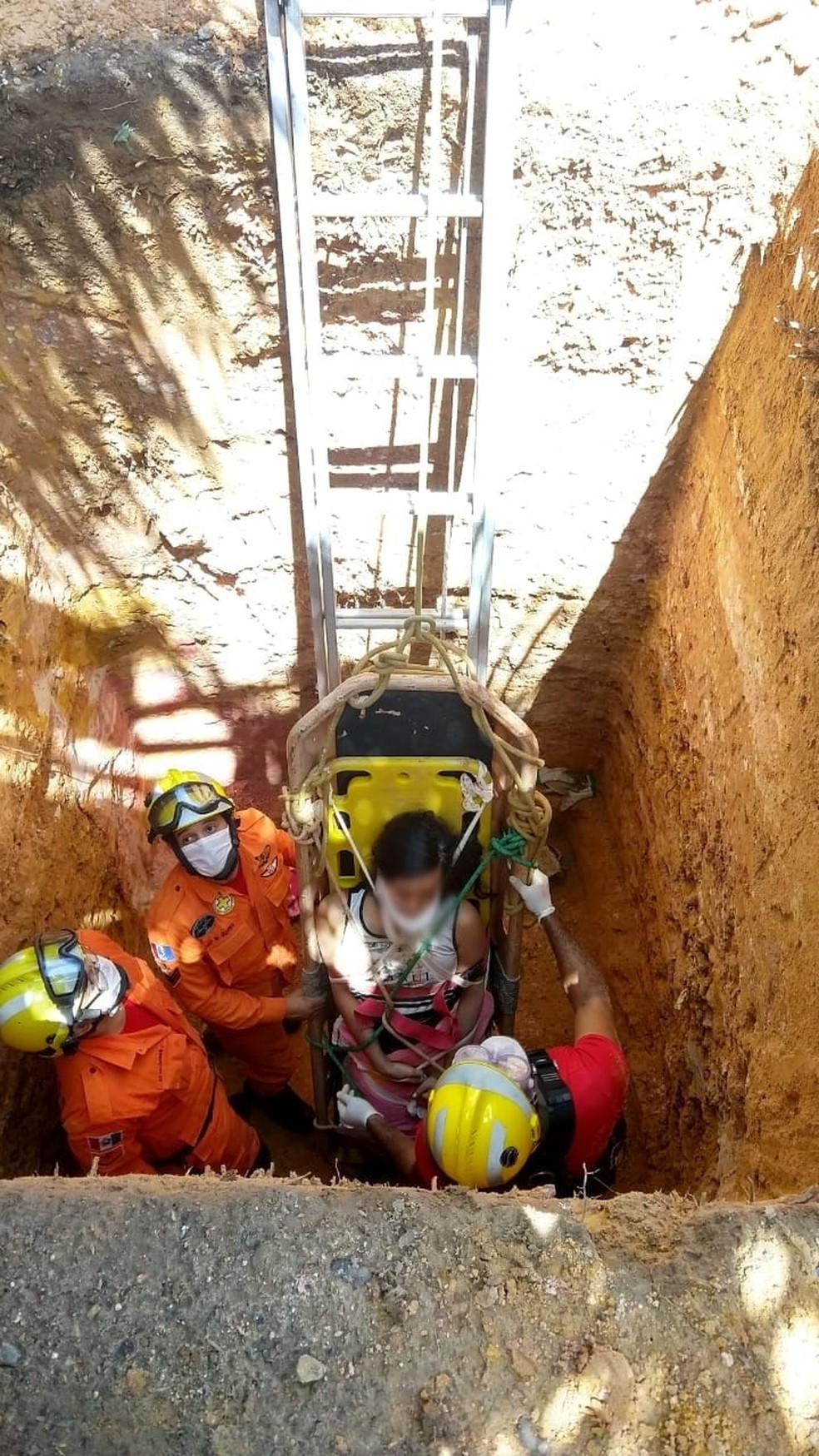 Adolescente, de 17 anos, caiu em poço de 6 metros de profundidade no povoado Alto do Boi, em Ipioca, AL — Foto: CBMAL