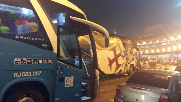 Ônibus descaracterizado foi buscar os jogadores na pista (Foto: Thiago Lima)