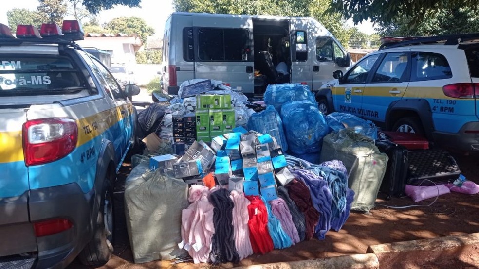 Van carregada com mercadorias contrabandeadas é apreendida na fronteira do Brasil  — Foto: PMMS/Divulgação