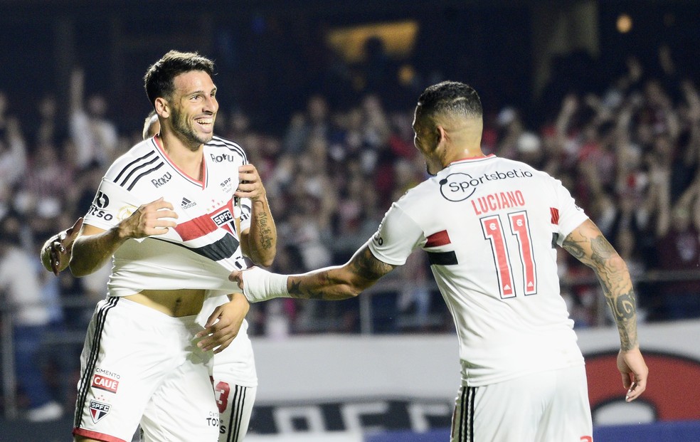 Luciano e Calleri comemoram gol do São Paulo contra o Ceará — Foto: Marcos Ribolli