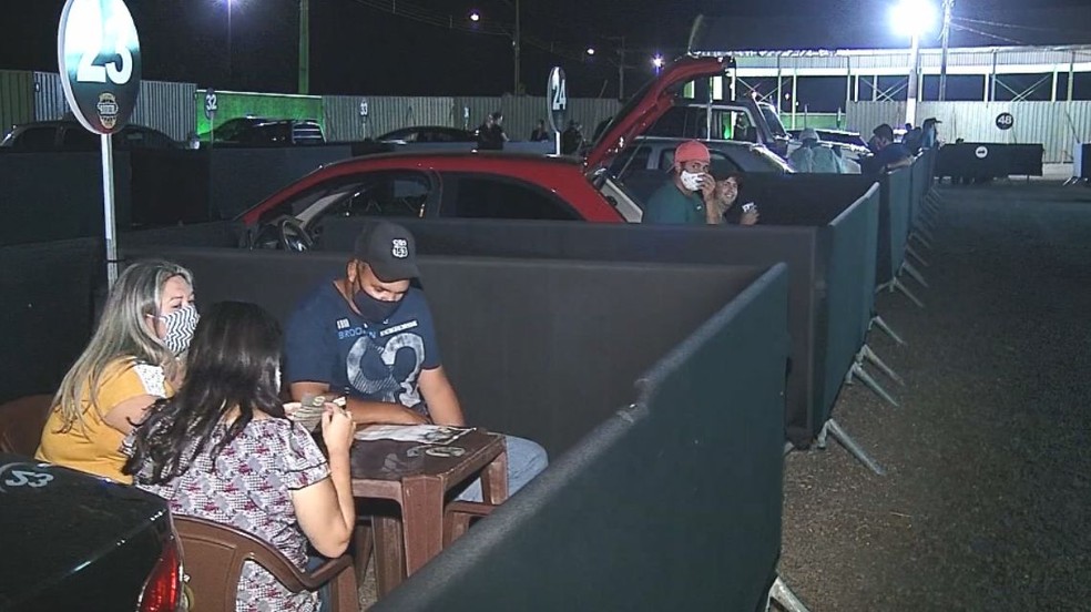 Só é permitido quatro pessoas por carro, que ficam no espaço estabelecido para cada veículo com distância de 3 metros entre eles — Foto: TV TEM/ Reprodução 