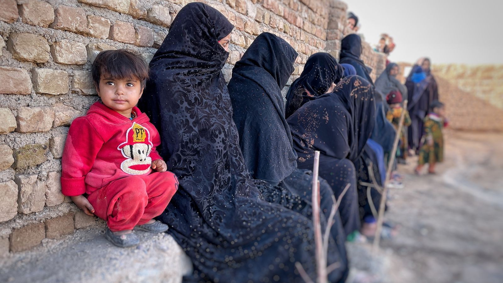 As famílias afegãs estão em situação desesperadora, vendendo crianças e os próprios órgãos, para conseguir comer (Foto: Reprodução/ SkyNews)