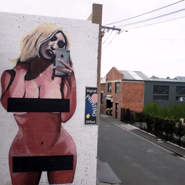 Grafite reproduz selfie nua de Kim Kardashian (Foto: Instagram/Reprodução)