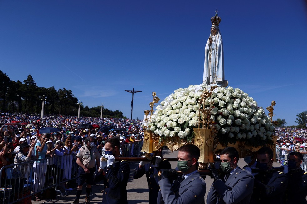 Fiéis carregam imagem de Nossa Senhora de Fátima durante procissão em Fátima, Portugal — Foto: Pedro Nunes/REUTERS