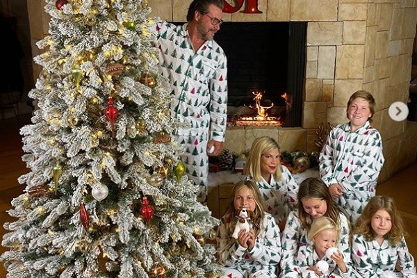 Tori Spelling postou foto natalina ao lado do marido, Dean McDermott, e seus cinco filhos: Liam, Stella, Hattie, Finn e Beau (Foto: Instagram)