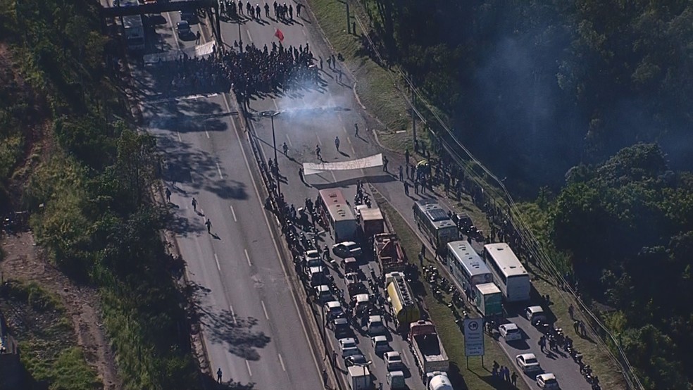 Anel Rodoviário é interditado por manifestantes de ocupações da Grande BH  — Foto: Reprodução/TV Globo