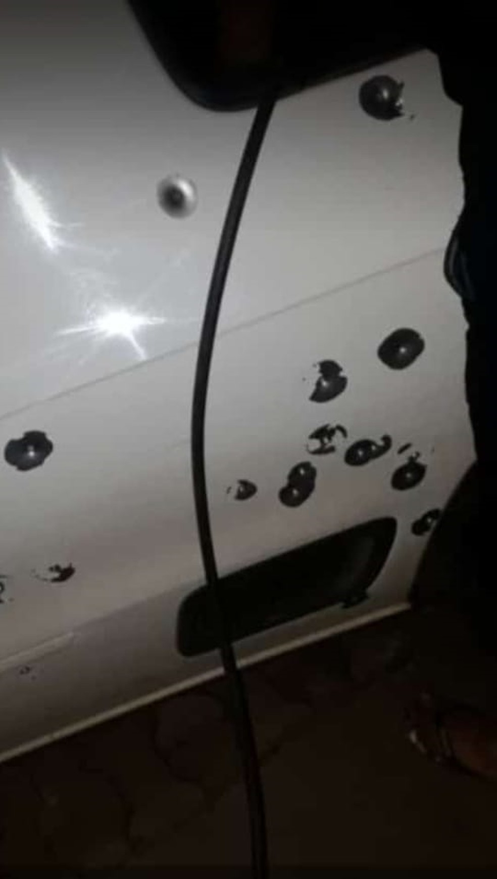 Marcas de tiros em um carro na festa onde a jovem foi baleada em Nova Mutum — Foto: Arquivo pessoal