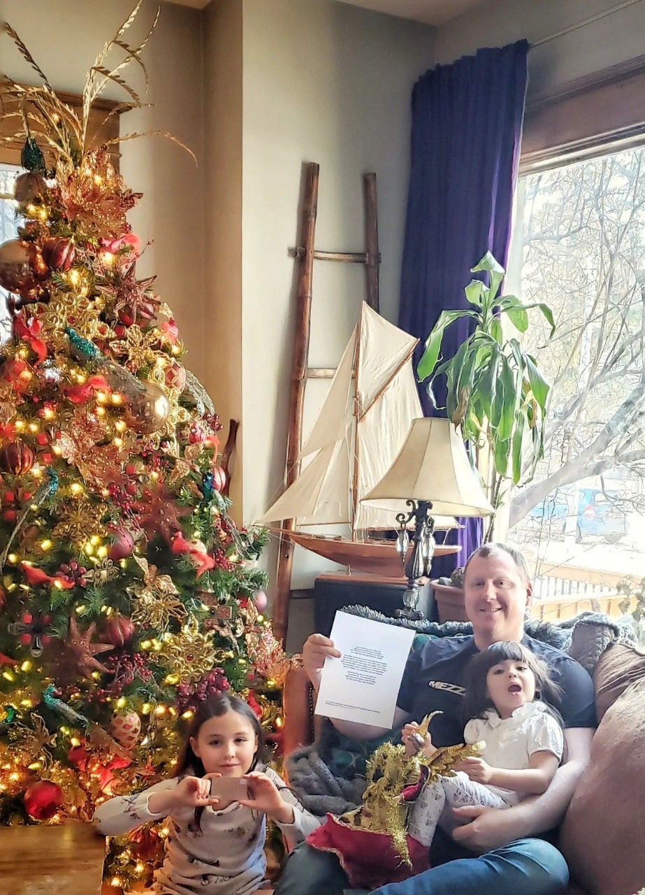 Papai Noel secreto entrega poemas e vale-presentes de mil reais no Canadá  (Foto: Reprodução)