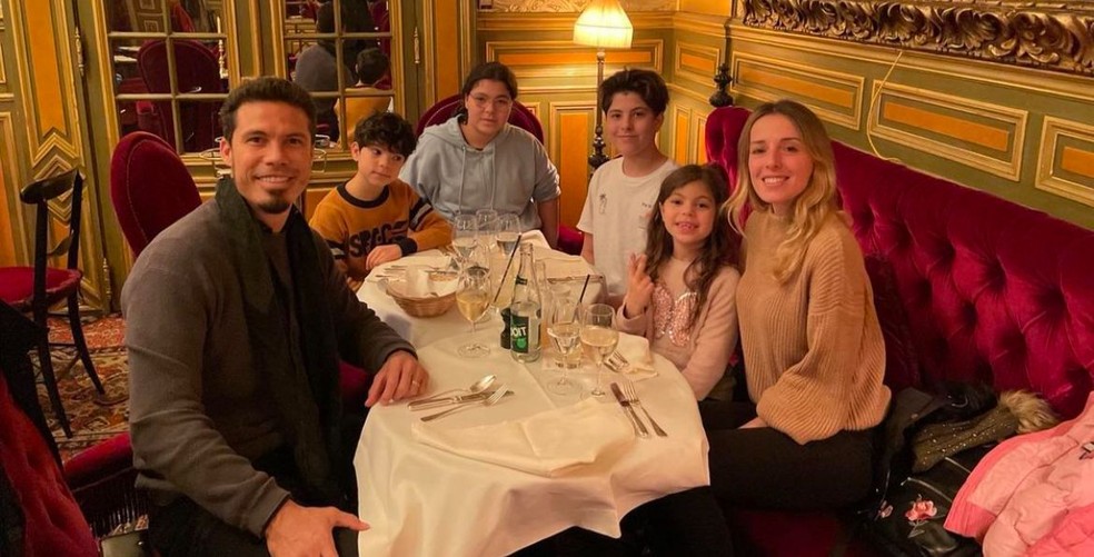 Hernanes com a família na Itália — Foto: Reprodução