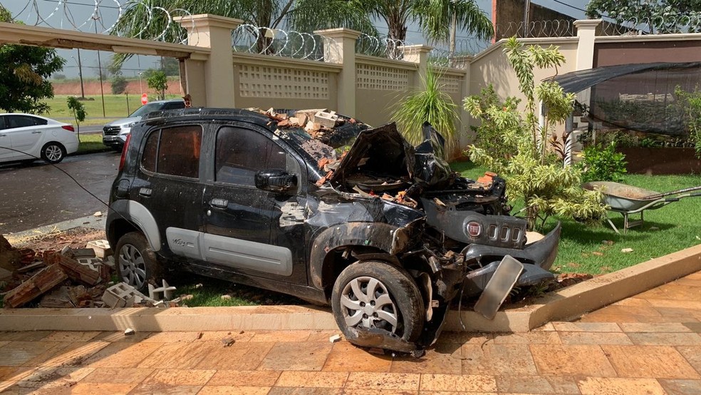 Carro atravessou muro e invadiu residência em Adamantina (SP) — Foto: Portal Siga Mais