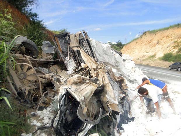 Caminhão ficou destruído após acidente  (Foto:  Blog Marcos Frahm)