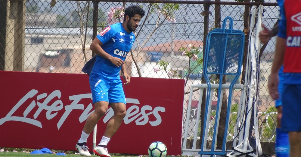 Fica, Diogo? Léo, agora “escritor”, faz coro por permanência de lateral no Cruzeiro