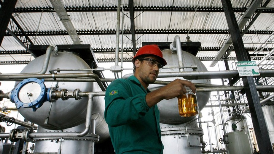 Trabalhador com amostra de biodiesel em Iraquara (BA)