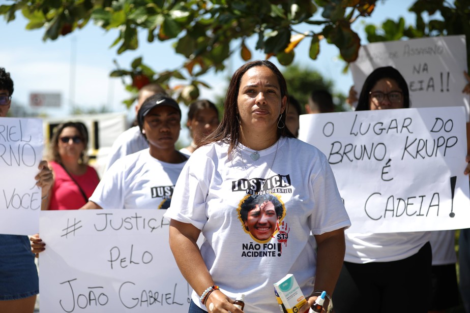 Mariana Cardim, mãe do estudante João Gabriel, em protesto contra soltura de Bruno Krupp