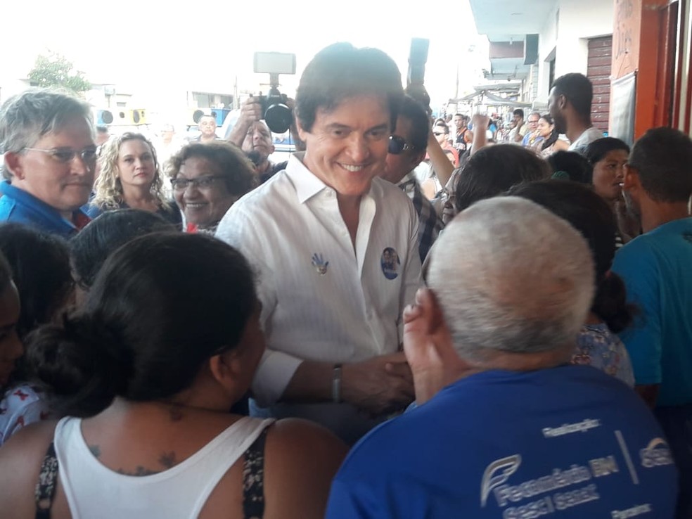 Robinson Faria (PSD) esteve no bairro das Rocas, em Natal, nesta terça-feira (11). — Foto: Heloísa Guimarães/Inter TV Cabugi