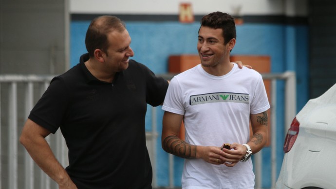 Paulinho volta de empréstimo e será observado por Felipão para 2015