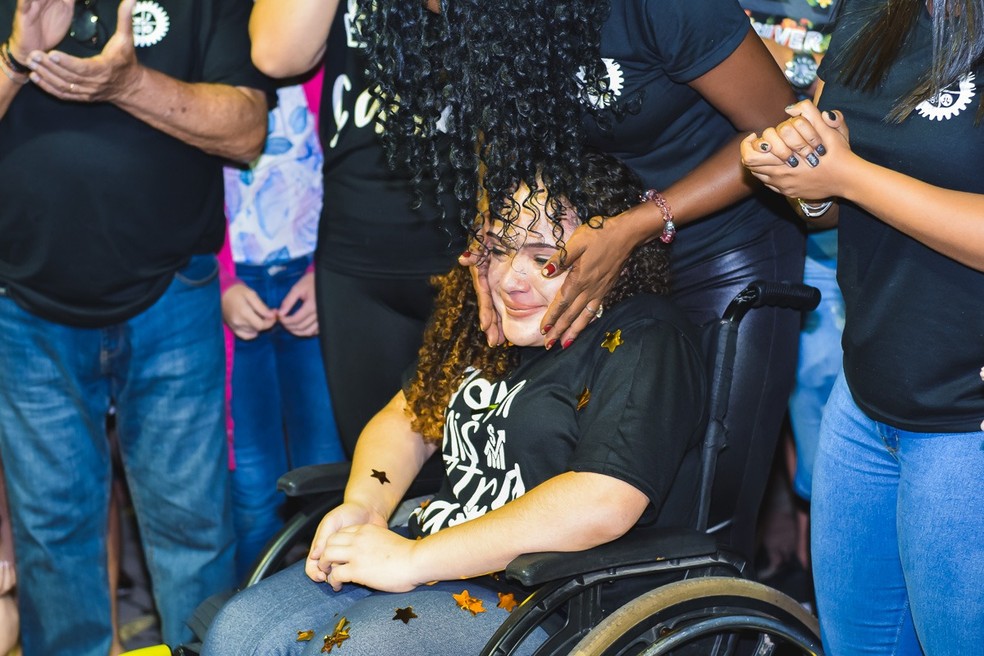 “É maravilhosa, bem confortável", diz adolescente sobre a nova cadeira motorizada — Foto: Morato Fotografia/Divulgação